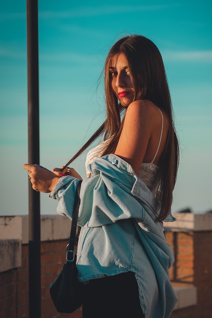 persona leyendo estados financieros