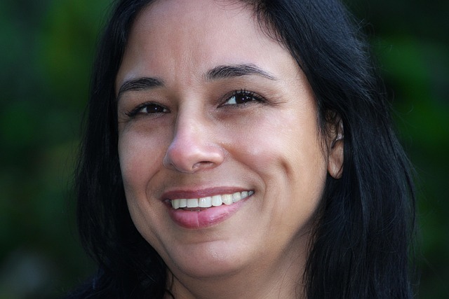 persona usando aplicación bancaria móvil